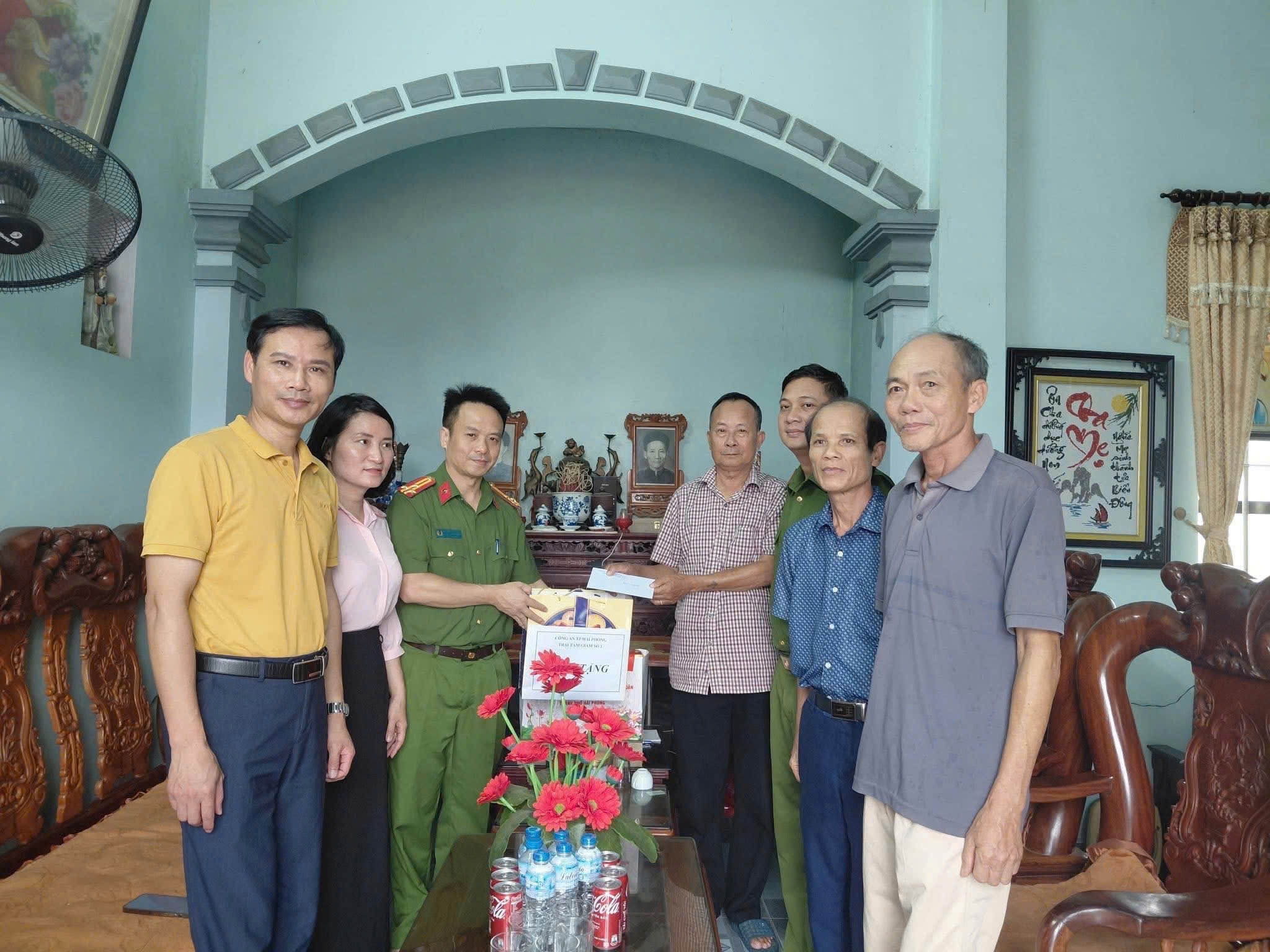 Trại Tạm giam số 1 - Công an thành phố: Thăm, tặng quà 07 gia đình chính sách trên địa bàn xã An Hưng nhân dịp kỷ niệm 78 năm Ngày Thương binh - Liệt sỹ